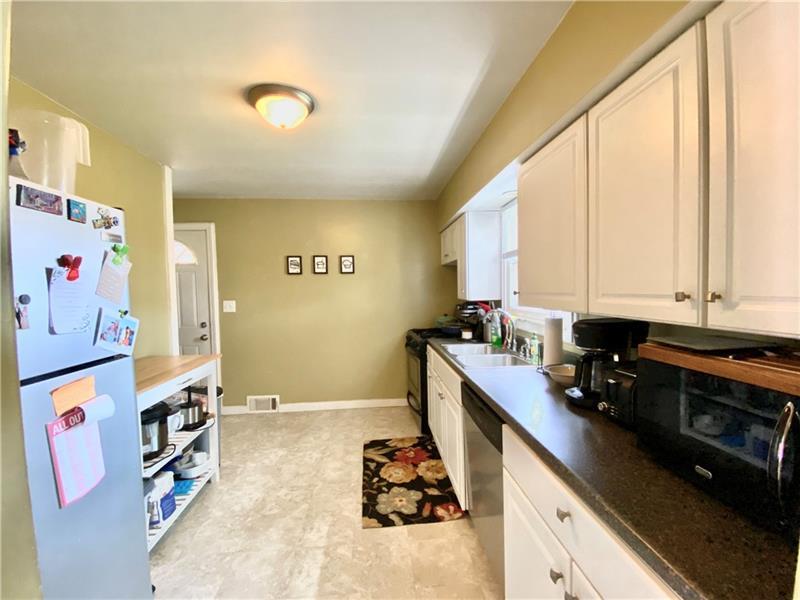 448 Kathleen St Photo 8