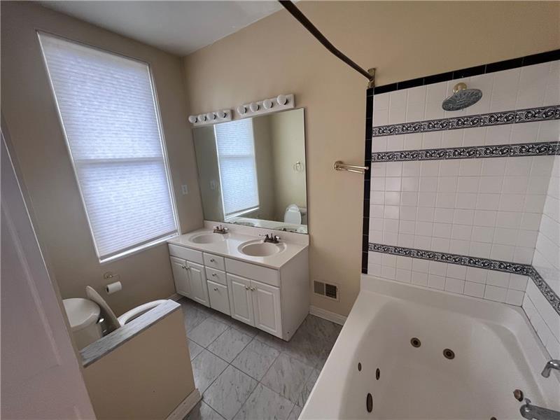 5733 Howe St Photo 26