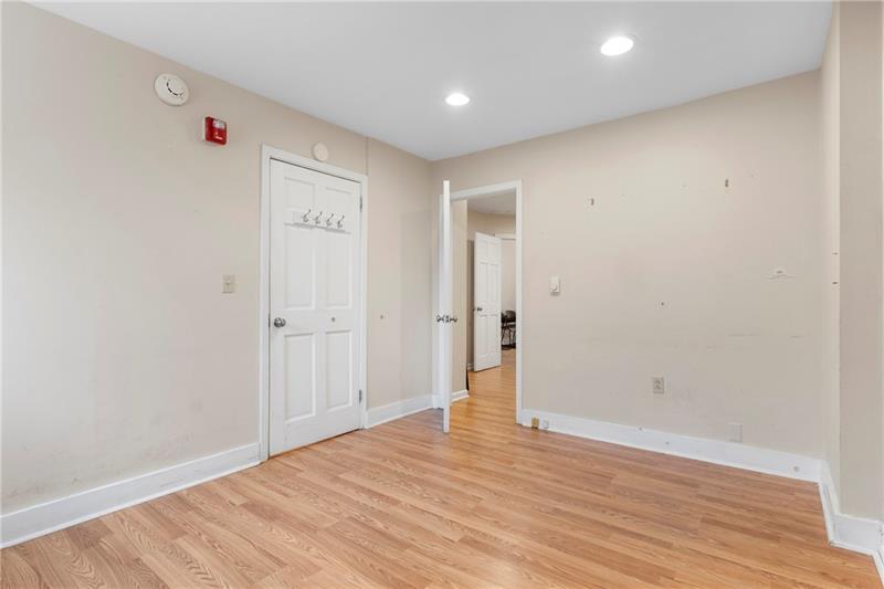2114-2118 Broadway Ave Photo 14