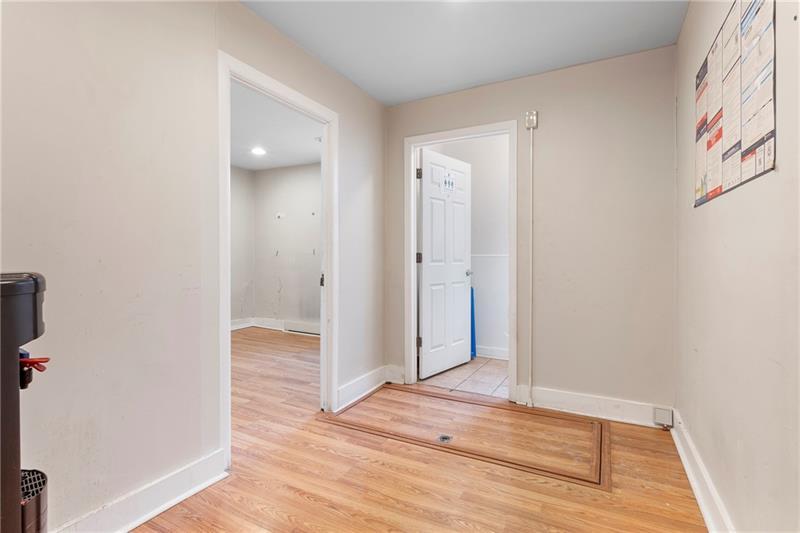 2114-2118 Broadway Ave Photo 18