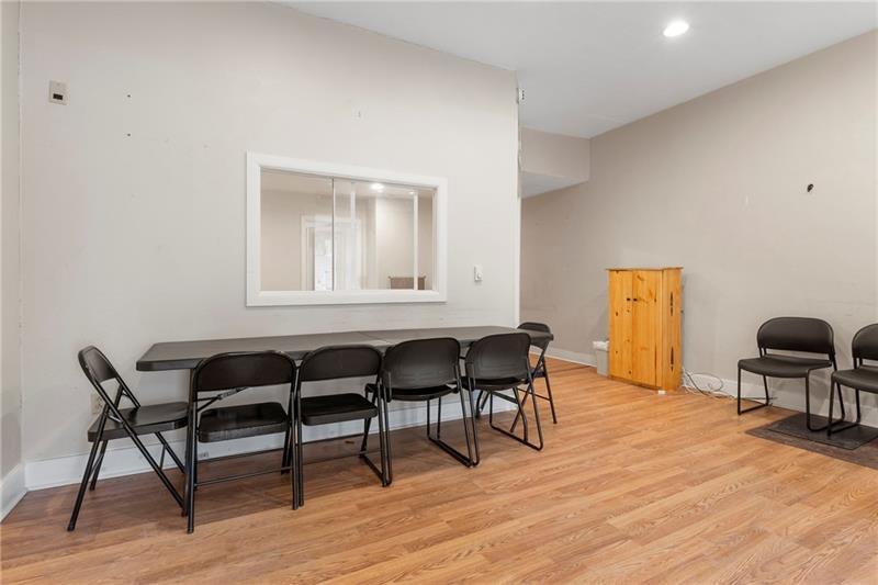 2114-2118 Broadway Ave Photo 9