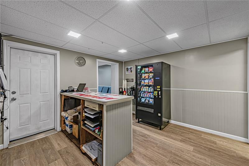 629 Scalp Avenue Photo 12