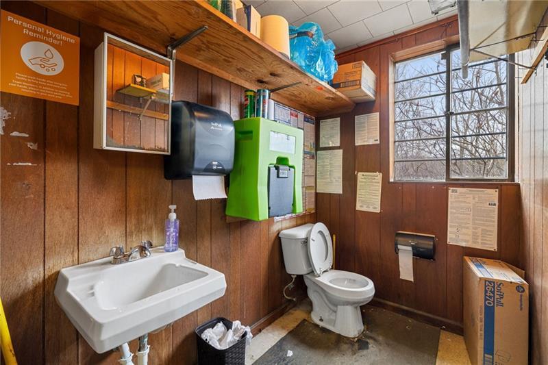 910 Factory Ave Photo 5