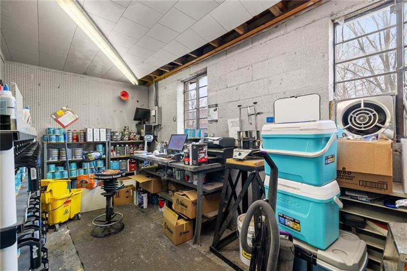 910 Factory Ave Photo 6