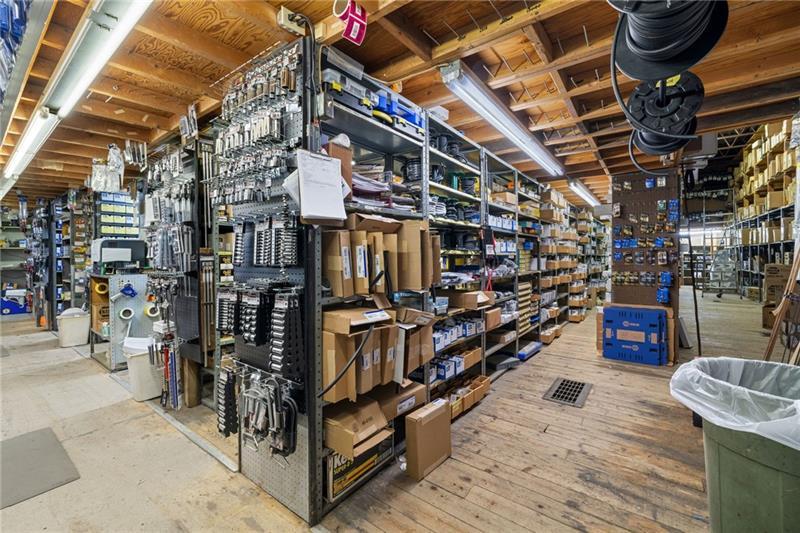 910 Factory Ave Photo 8