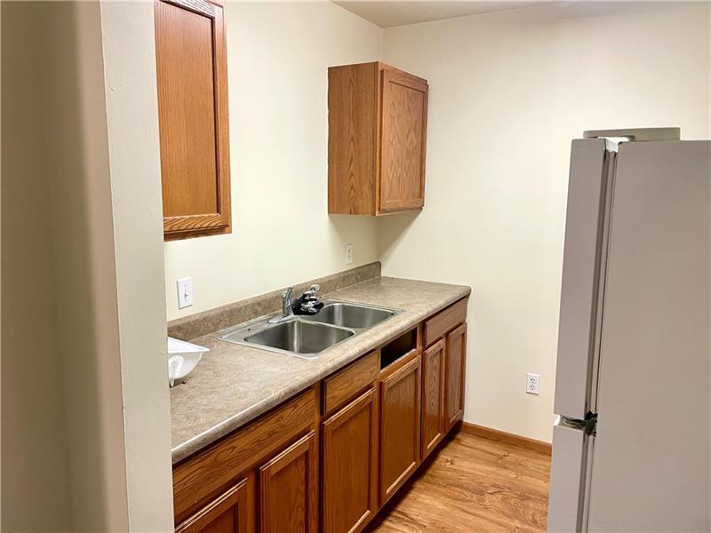 321 Grove City Road Photo 8