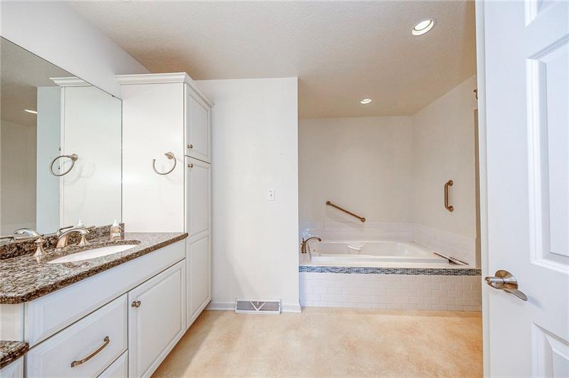 320 N Lakeside Dr