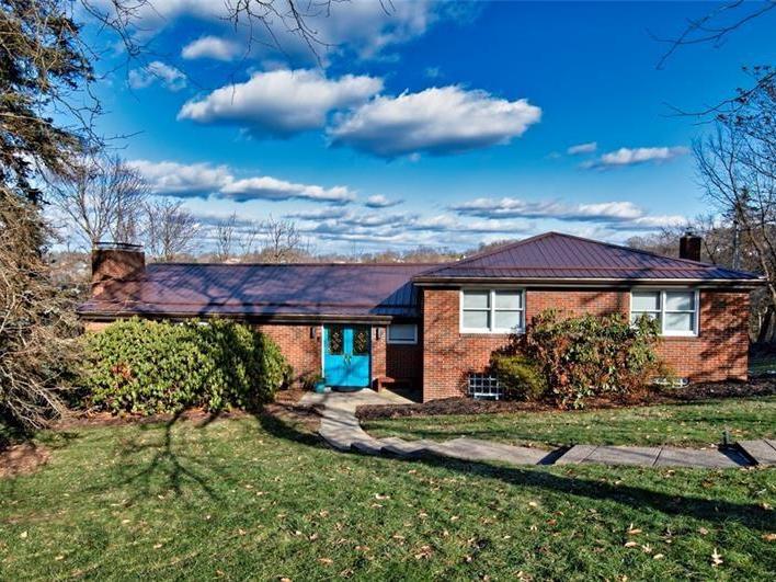 251 Franklin Dr Upper St Clair PA 15241