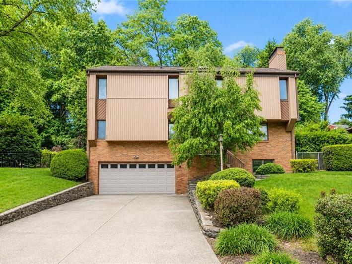 421 Clair Dr Upper St Clair PA 15241